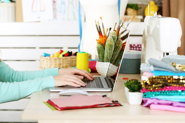 kontakt i materiały